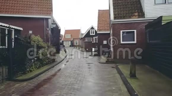 在荷兰的伏伦达姆雨天沿着传统的荷兰镇街散步视频的预览图