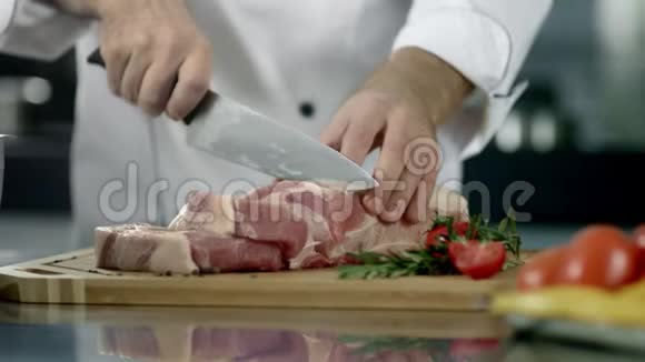 厨师在厨房切肉片厨师手切鲜肉视频的预览图