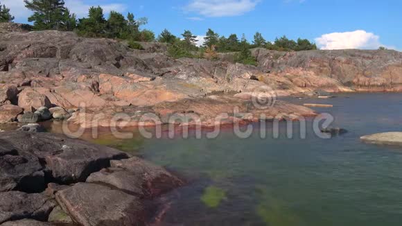 七月的一个晴朗的日子在汉科半岛的悬崖上芬兰视频的预览图