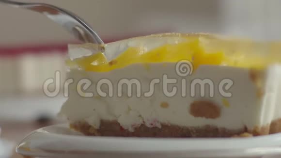 一块美味的蛋糕放在甜点勺子里一个漂亮的茶甜点上面覆盖着透明的釉和碎片视频的预览图