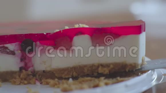 从这道菜中取出一块美味的水果派里面有草莓和樱桃巧克力饼干视频的预览图
