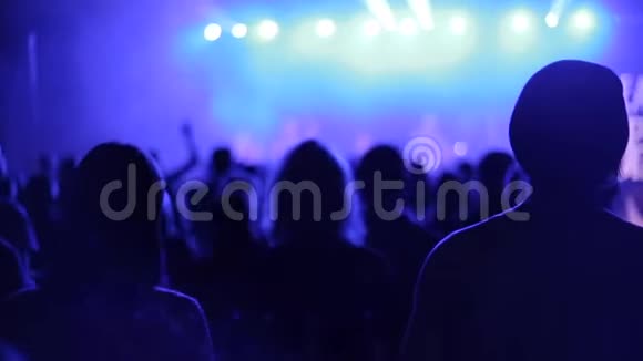 很多歌迷在音乐会上的后景蓝光作弊模糊期视频的预览图