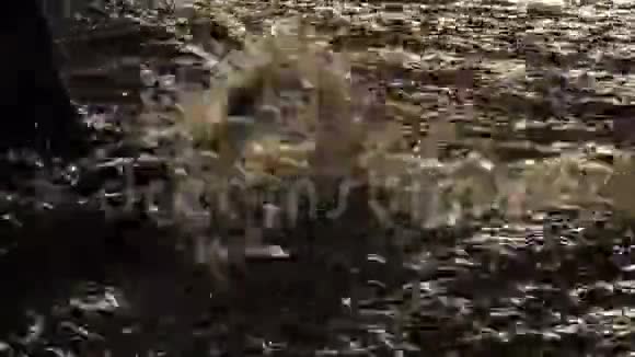 快乐的人在夕阳西下的时候在湖里拍打着水视频的预览图