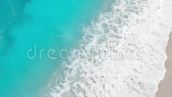海岸线上滚滚海浪的空中镜头视频的预览图