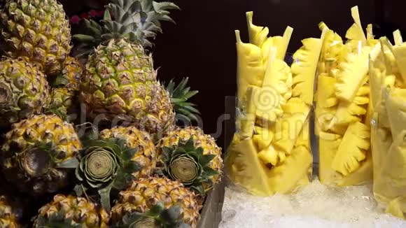 泰国曼谷美味的菠萝切片作为街头食品出售视频的预览图