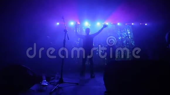 一个有两只手的人举起手在音乐会上表演蓝光摇滚乐队那个女人在后台跳视频的预览图