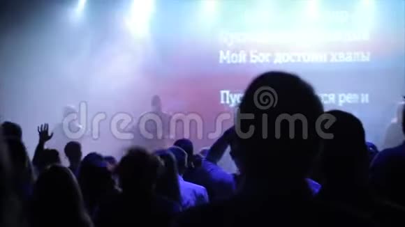 年轻人喜欢音乐会他们有的跳有的站欢呼蓝光后视图视频的预览图