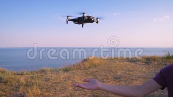 四架直升机下降降落在飞行员手上无人机慢速飞行视频的预览图
