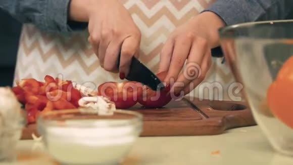 年轻女子切西红柿视频的预览图