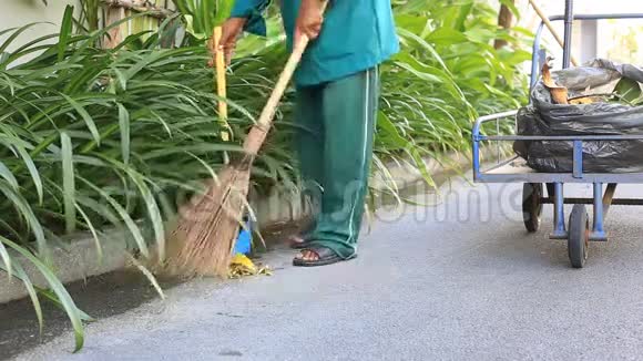 打扫街道的人视频的预览图