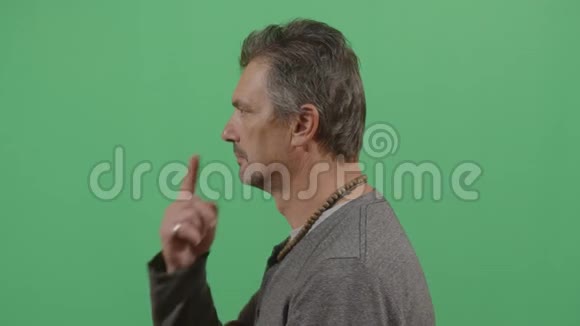 一位成人推着鼻子的侧视图视频的预览图