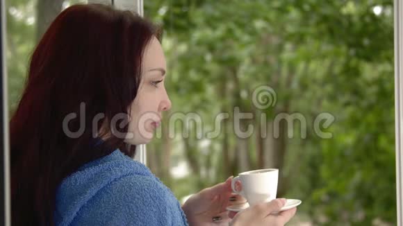 喝早咖啡的女人视频的预览图
