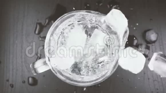 冰块掉进盛有水的玻璃瓶视频的预览图