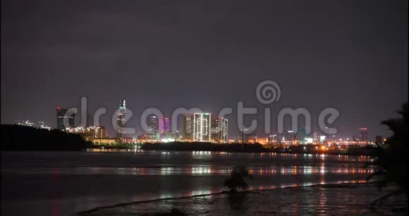 胡志明市在桥河和摩天大楼的夜景视频的预览图