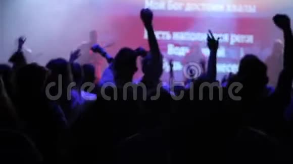 很多年轻人在音乐会上跳有些手举了起来后景蓝光视频的预览图