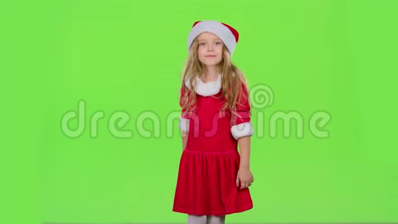 小女孩穿着她的新年服装旋转绿色屏幕慢动作视频的预览图