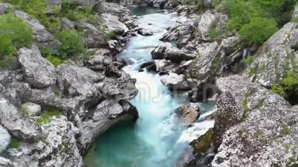 山河带着湍急视频的预览图