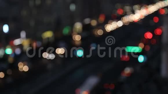 晚上远离焦点城市交通汽车前灯和尾灯失去焦点视频的预览图