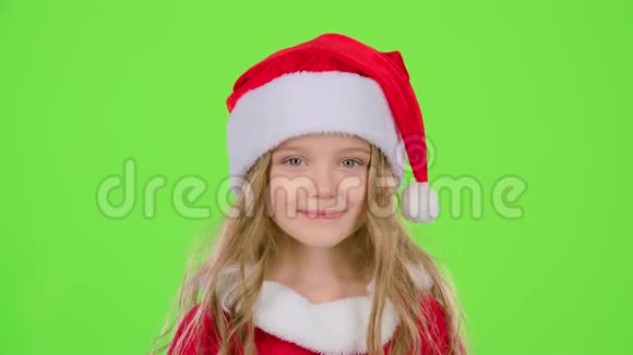 宝宝穿着漂亮的西装戴着红色新年帽微笑绿色屏幕慢动作视频的预览图