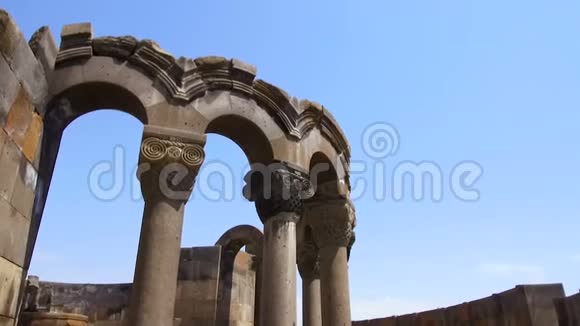 联合国教科文组织世界遗产名为守夜部队的被摧毁的亚美尼亚寺庙柱视频的预览图
