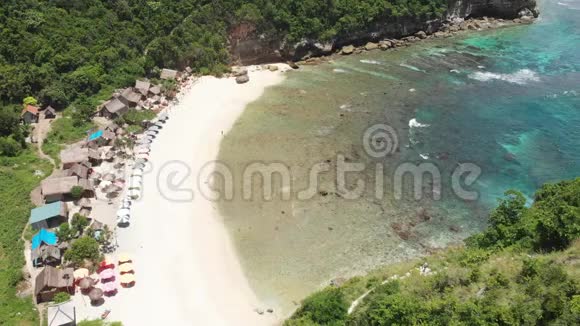鸟瞰年轻女子穿着黑色比基尼躺在沙滩上白沙起泡的印度洋海浪巴厘岛视频的预览图