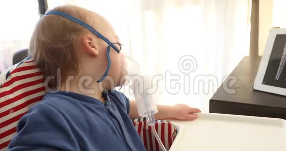 吸入性疾病的小孩在平板电脑上看卡通视频的预览图