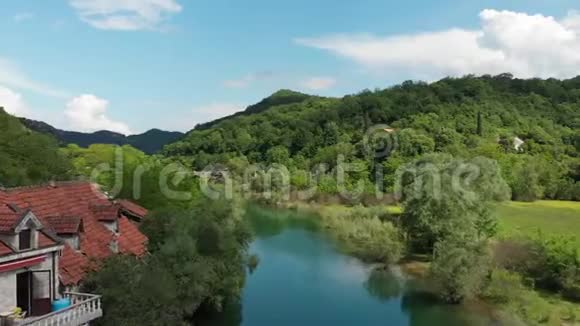 在RijekaCrnojevica村看到老桥反映在黑山的水中最恐怖的视频的预览图