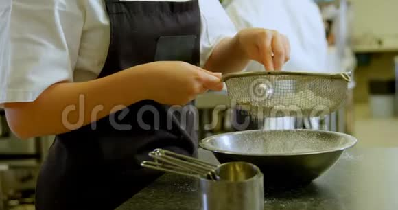 4k餐厅厨师将白面粉染成金属碗视频的预览图
