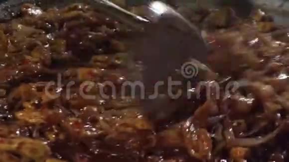 在亚洲街夜市烹制正宗泰国传统菜肴泰国菜视频的预览图