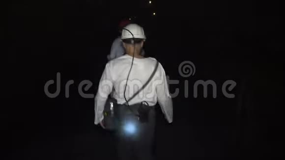 矿工在煤矿的隧道里行走视频的预览图