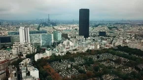 法国蒙帕纳斯地区的巴黎城市景观和埃菲尔铁塔的空中全景拍摄视频的预览图