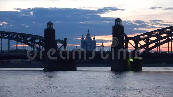 斯莫尼大教堂在彼得大桥的排列中傍晚时分伟大俄罗斯圣彼得堡视频的预览图