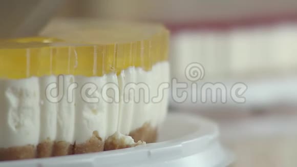 精致的桃派被切成部分美味的桃子蛋糕加鲜奶油茶的甜点上面覆盖着视频的预览图