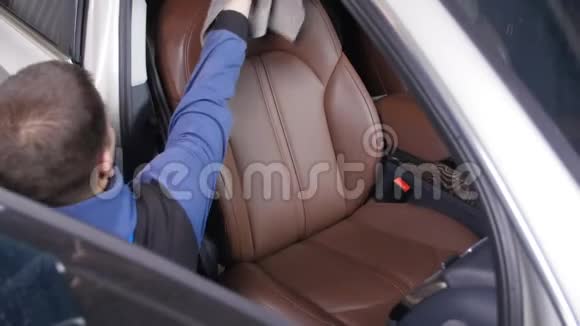 豪华现代汽车内部前座椅的拆卸和清洗汽车护理概念视频的预览图