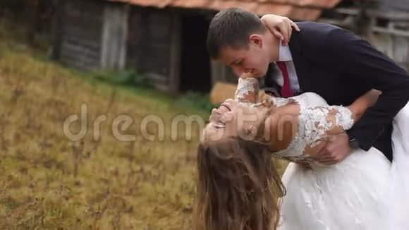 情感敏感的婚礼对的肖像这对幸福的夫妇在秋天的村庄里跳舞轻轻地拥抱视频的预览图
