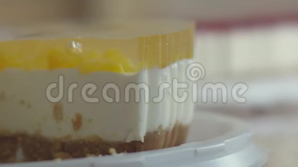 美味的桃子蛋糕和鲜奶油在软糖测试茶的甜点上面覆盖着透明的糖霜视频的预览图