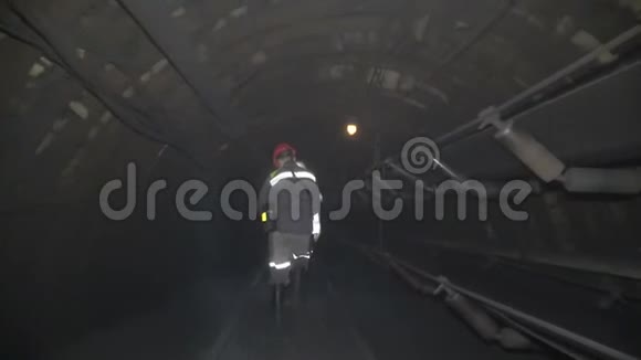 矿工在煤矿的隧道里行走视频的预览图