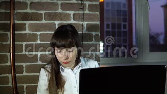 年轻的商务女性用笔记本电脑在办公室打喷嚏视频的预览图
