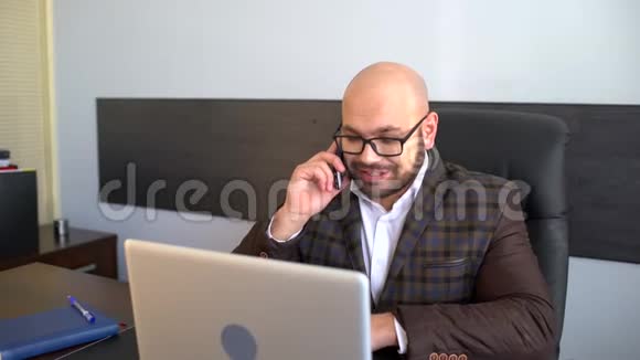 商务人员通信和技术概念带手提电脑和文件的微笑商人视频的预览图