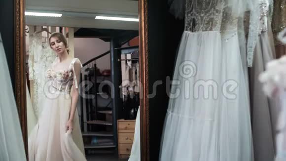婚礼礼服时尚的样子视频的预览图