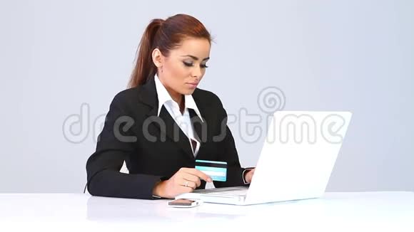 漂亮的商务女性使用信用卡视频的预览图