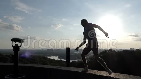 在斯洛莫日落时分快乐的人在河岸墙上跳舞视频的预览图