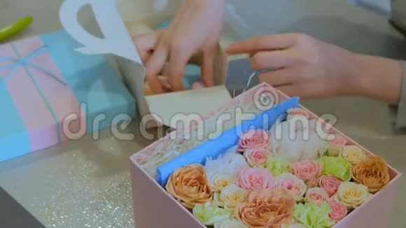 专业的花艺制作礼品盒鲜花蛋糕店视频的预览图