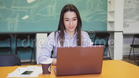 成功的商务女性看手提电脑屏幕并赢得胜利视频的预览图