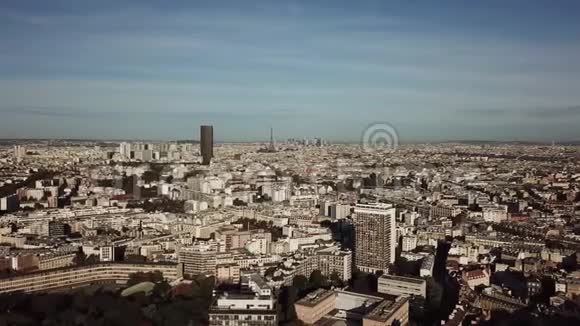 法国阳光明媚的一天巴黎城市景观和埃菲尔铁塔的空中景观视频的预览图