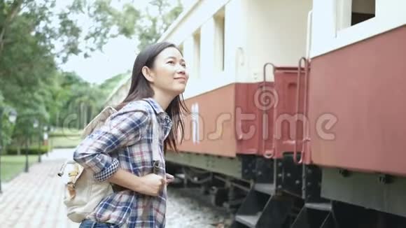 4K镜头快乐的亚洲旅游妇女在火车站走到火车上走上楼梯乘老式火车在亚洲旅行视频的预览图