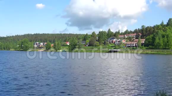 瓦纳哈维西湖的晴天芬兰哈梅林纳市的周围环境视频的预览图