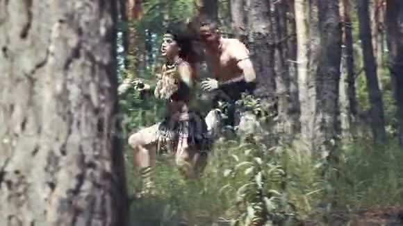 肌肉发达的野蛮人正在森林里追赶一个亚马逊女人视频的预览图