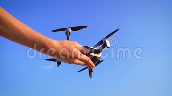 四架直升机从飞行员手飞起来漂浮在空中无人机慢动作视频的预览图