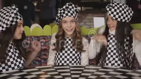 四个滑稽女孩在披萨店拥抱镜头的肖像4K视频的预览图